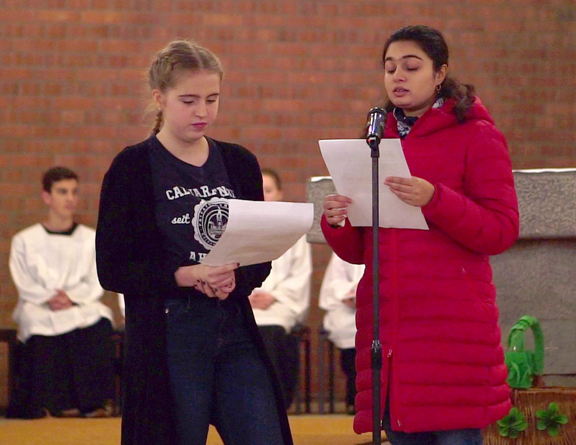 Bundesfreiwilligendienstlerin Sunita Hameed im Gespräch mit der Schülerin Lara Fößel