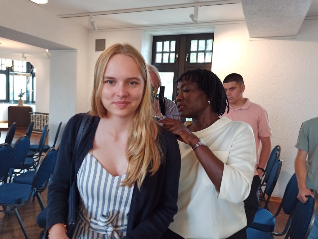 Leonie Fischbach und Leah Hofmann erhalten ein Autogramm von Auma Obama