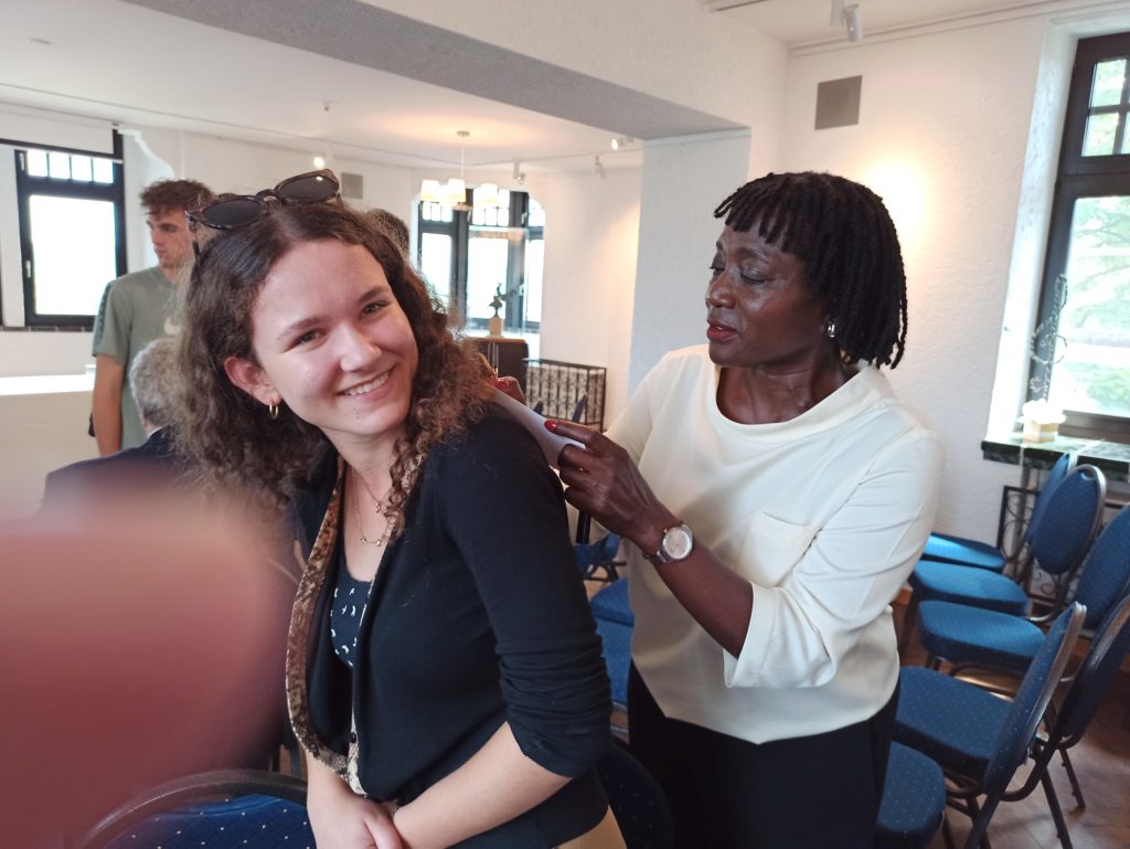 Leonie Fischbach und Leah Hofmann erhalten ein Autogramm von Auma Obama