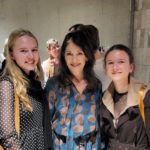 Iris Berben (Mitte) mit Leonie Fischbach (links) und Leah Hofmann (rechts)