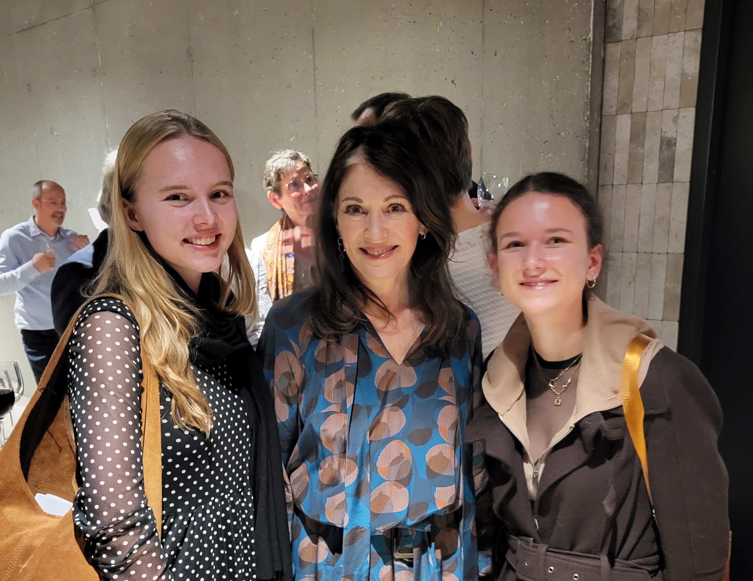 Iris Berben (Mitte) mit Leonie Fischbach (links) und Leah Hofmann (rechts)