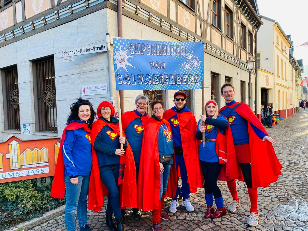 Fußgruppe beider Schulen im Rosenmontagsumzug - Gymnasium Calvarienberg