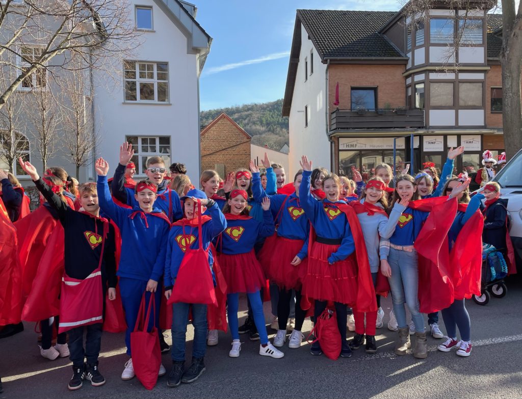 Fußgruppe beider Schulen im Rosenmontagsumzug - Gymnasium Calvarienberg