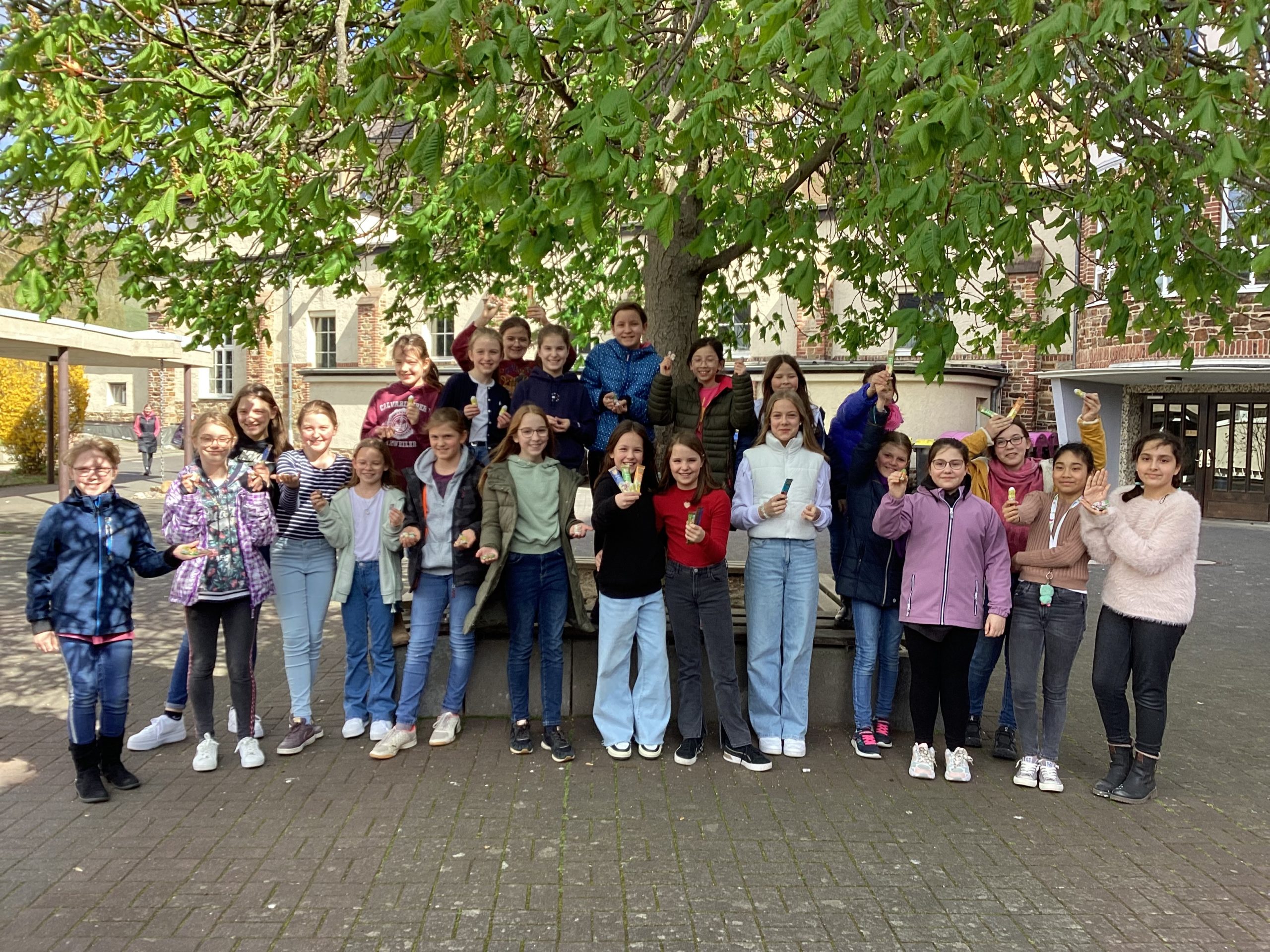 Schülerinnen der Klasse 5a freuen sich über die gelungene Osterüberraschung