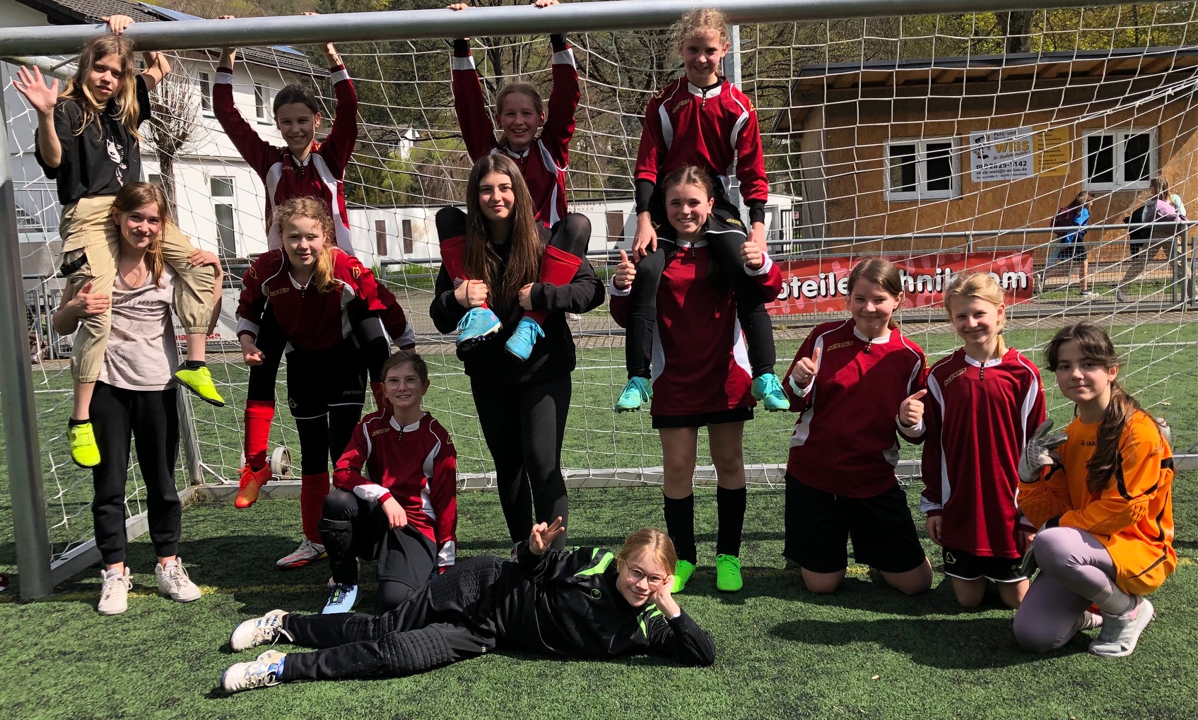 Unsere jüngsten Fußballtalente mit ihren Fans