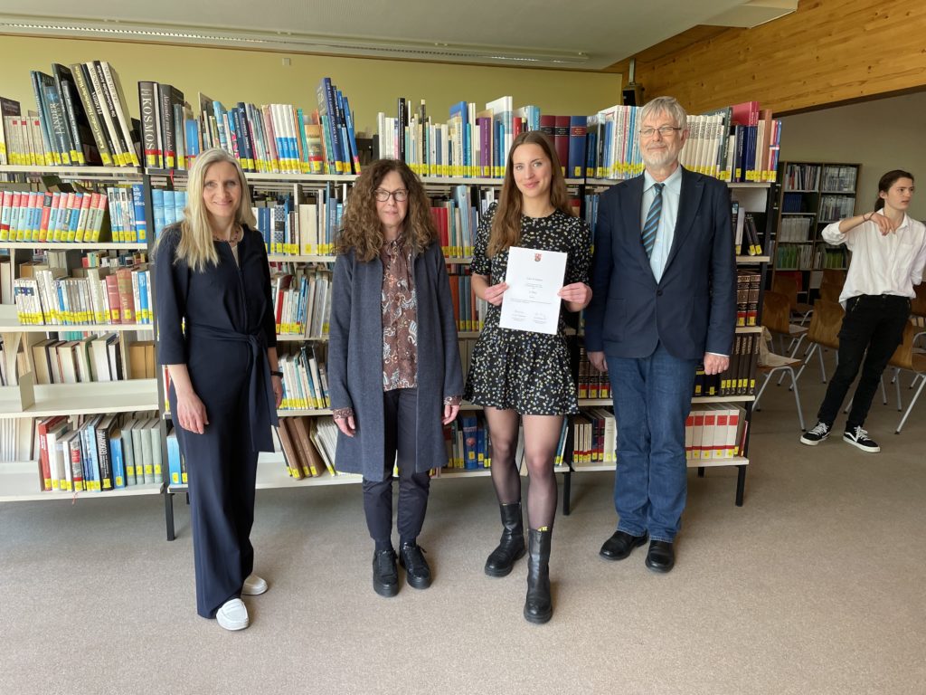 Gratulation zum 2. Landespreis durch (v.l.n.r.) Dr. Annette Gies, Dr. Christiane Lang und Dr. Klaus Sundermann an Carla Frömbgen