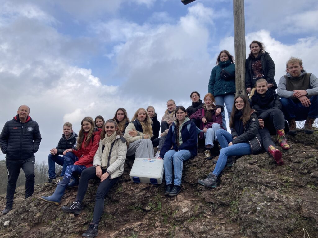 Biologie-Leistungskurse des Calvarienbergs erleben das Ökosystem Maar hautnah - Gymnasium Calvarienberg