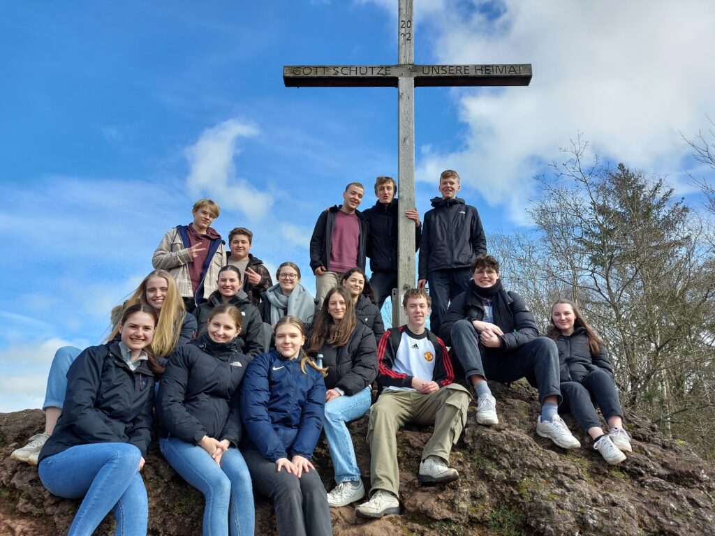 Biologie-Leistungskurse des Calvarienbergs erleben das Ökosystem Maar hautnah - Gymnasium Calvarienberg