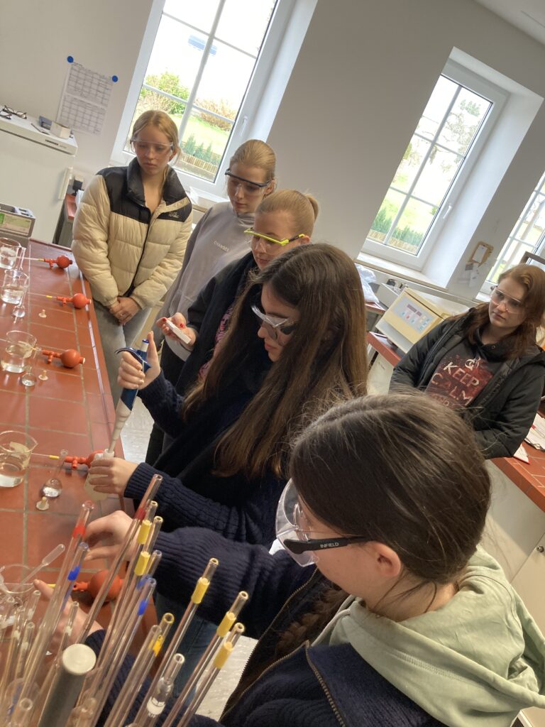 Biologie-Leistungskurse des Calvarienbergs erleben das Ökosystem Maar hautnah - Gymnasium Calvarienberg