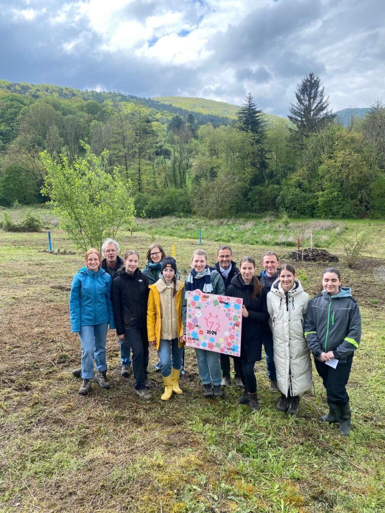 Aus dem Brachland entsteht eine Blumenwiese - Gymnasium Calvarienberg