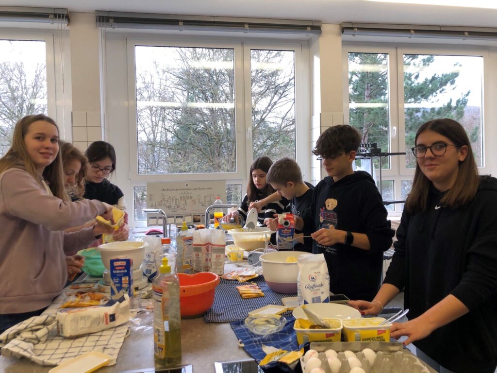 Süß und salzig: Die große 750-Muffin-Fließbandbackaktion der SV und der Verschönerungs-AG - Gymnasium Calvarienberg