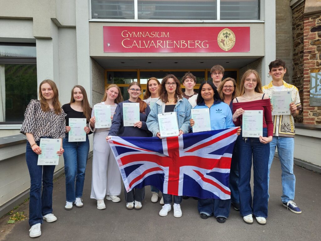 Die stolzen Schülerinnen und Schüler beim Erhalt des Zertifikates