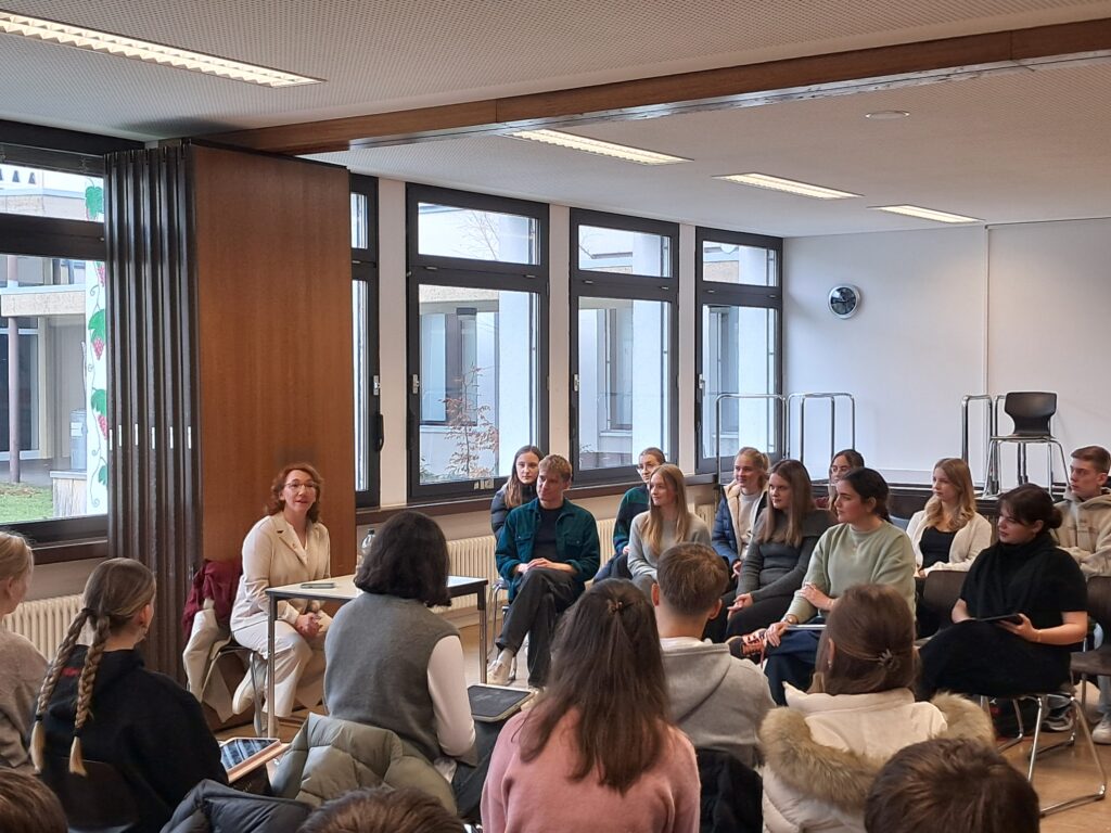 Abgeordnetengespräch am Gymnasium Calvarienberg mit Susanne Müller (MdL) - Gymnasium Calvarienberg