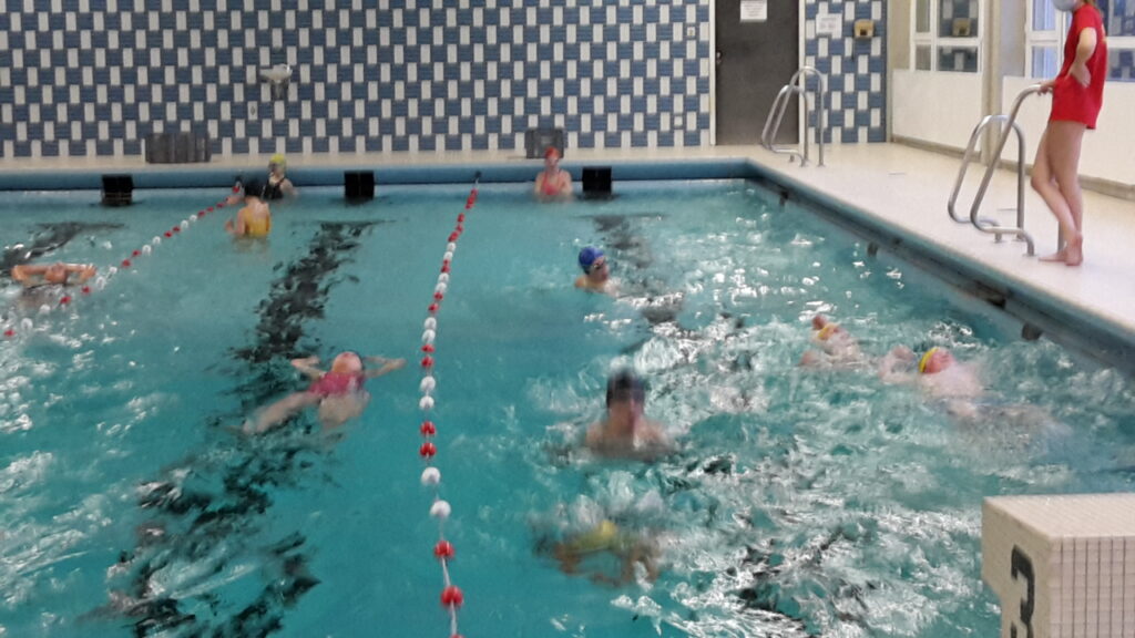 Der Calvarienberg heißt Schwimmer willkommen - zweite Ausbaustufe der Schwimmbadsanierung abgeschlossen - Gymnasium Calvarienberg