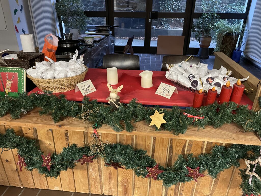 Besinnlicher Adventsbasar am Gymnasium Calvarienberg - Gymnasium Calvarienberg