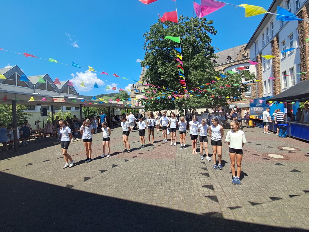 Sommerfest des Calvarienbergs - Ein Tag des Wiedersehens und des gemeinsamen Feierns - Gymnasium Calvarienberg