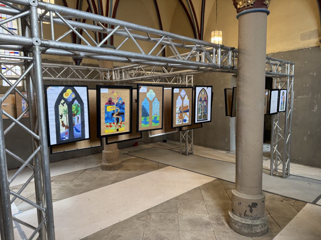 „Im Lichte der Gotik“ – Jugendliche entwickeln ihre ganz eigene Sicht auf eine jahrhundertealte Kunstform - Gymnasium Calvarienberg